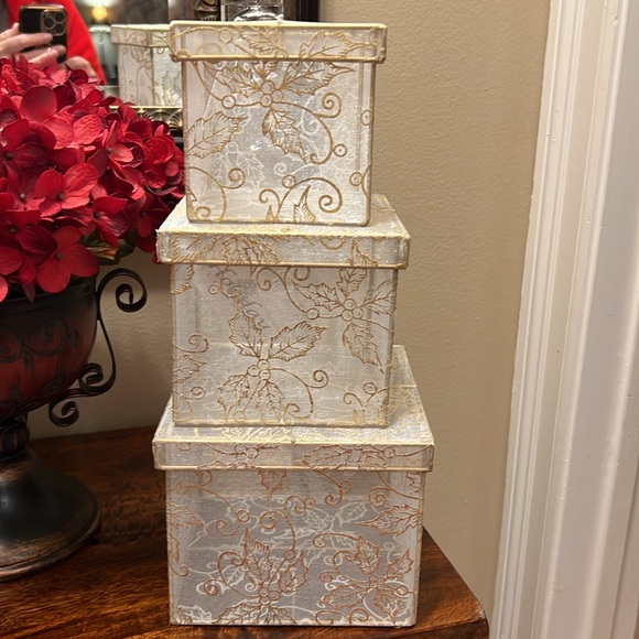 Set of 3 Vintage Christmas Nesting Boxes, Gold Filigree - Picture 8 of 17